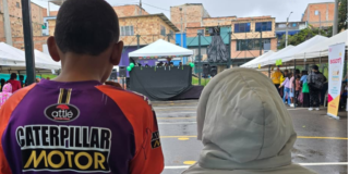 Foto de dos iños de espaldas