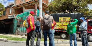 Foto de una de las visitas en el centro de Bogotá sobre disposición adecuada de escombros.