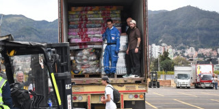 Foto de un camión de cargado de ayudas saliendo desde Bogotá.