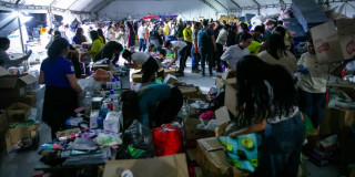 Foto de un punto de acopio y ayudas en Bogotá para damnificados del terremoto.