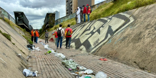 Foto de funcionarios del distrito en operativo de limpieza