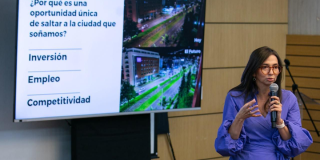 Foto de la secretaria de hacienda en una charla 