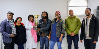 Foto de personas de la localidad de Barrios Unidos con un trofeo 