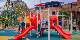 Unos niños jugando en un parque 