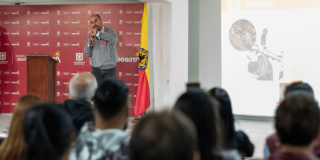 Foto que muestra un señor hablando en un auditorio
