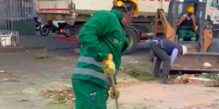 Foto que muestra una persona levantando escombros 