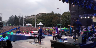 Foto de un grupo musical en tarima del parque Simón Bolívar en el marco de Rock al Parque.