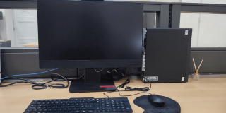 Foto que muestra un computador en una oficina en Bogotá.