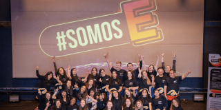 Foto que muestra un grupo de personas celebrando 