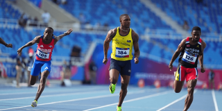Ronal Longa compite en prueba de velocidad sobre pista azul durante los Juegos Centroamericanos y del Caribe 2026.