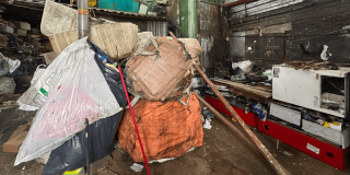 Costal de residuos aprovechables en bodega de reciclaje.