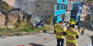 Foto de unos bomberos controlando un incendio en la localidad de San Cristóbal en Bogotá.