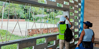 Funcionario del IDIGER con chaleco reflectivo y casco realiza una inspección técnica en una edificación afectada en el departamento del Chocó tras el terremoto del 10 de agosto
