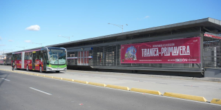 Foto de una estación de TransMilenio en la avenida Ciudad de Cali en la localidad de Bosa, al sur de Bogotá.