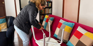 Foto de una persona armando una silla blanca 