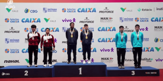 Seis deportistas con medallas permanecen sobre un podio de premiación con los puestos 1, 2 y 3.