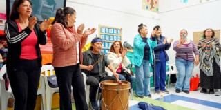 Jóvenes, personas adultas y mayores participando en un acto musical en el Centro de Desarrollo Comunitario (CDC) José Antonio Galán