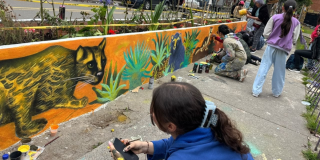 Imagen de materas pintadas en la plazoleta de La Marichuela