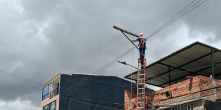 Foto que muestra una persona con el uniforme de Enel Colombia 