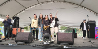 Un grupo musical en una tarima 