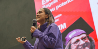 Secretaria de la Mujer, Laura Tami Leal, hablando con un micrófono.