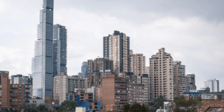Foto panorámica que muestra edificios y árboles 