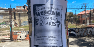 Cartel en un poste con una supuesta oferta laboral de modelaje webcam con pago en dólares.