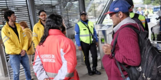 Personal de Integración Social en estaciones de TransMilenio en Bogotá.