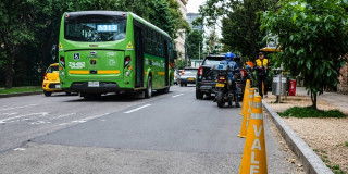 Foto de una vía de Bogotá donde se ve un carro y un bus