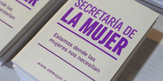 Folleto que dice: "Secretaría de la Mujer: estamos donde las mujeres nos necesitan".