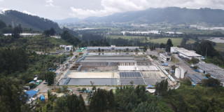 Foto que muestra la planta Tibitoc con árboles y tanques de agua 