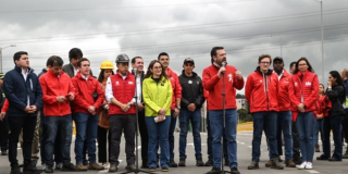 Foto del Alcalde Carlos Fernando Galán junto a funcionarios
