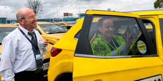 Foto de una actividad en una taxi en Bogotá