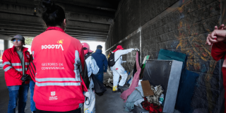 Gestores de convivencia y funcionarios durante intervención en la calle 26. 