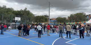 Foto que muestra personas reunidas en un parque público 