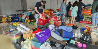 Centro de acopio en Corferias con donaciones para animales afectados por el sismo.