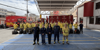 Directora del Cuerpo de Bomberos de Bogotá y el equipo especializado que se desplazará a Tolima.