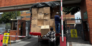 Camión con cajas con medicamentos e insumos médicos