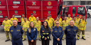 15 bomberos y bomberas que viajarán a Tolima para seguir apoyando en la extinción de incendios forestales.