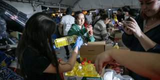 Ciudadanos como voluntarios en un punto de donación en Bogotá.