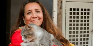 Mujer cargando a un gato.