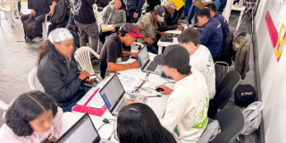 fotografía de punto de asesoría del Distrito a poblaciones víctima del conflicto