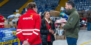 Alcalde Carlos Fernando Galán recorre un centro de acopio de ayudas humanitarias en Bogotá.