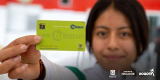 Foto que muestra una niña sosteniendo una tarjeta Tu Llave en las manos