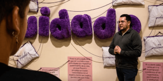 Hombre hablando durante taller sobre masculinidades.