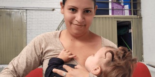 Mujer amamantando a un bebé.