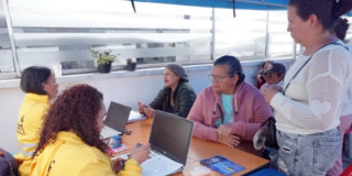 Adultos mayores consultando a funcionarios de la Secretaría de Integración Social 