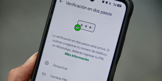 Pantalla de celular en WhatsApp, navegando en la opción de verificación en dos casos.