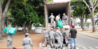 Foto de funcionarios e integrantes de las Fuerzas Armadas recibiendo ayudas en Cali.