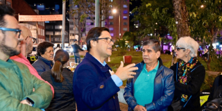 Secretario de Seguridad, César Restrepo, conversando con la comunidad de Chapinero en el parque de los Hippies.